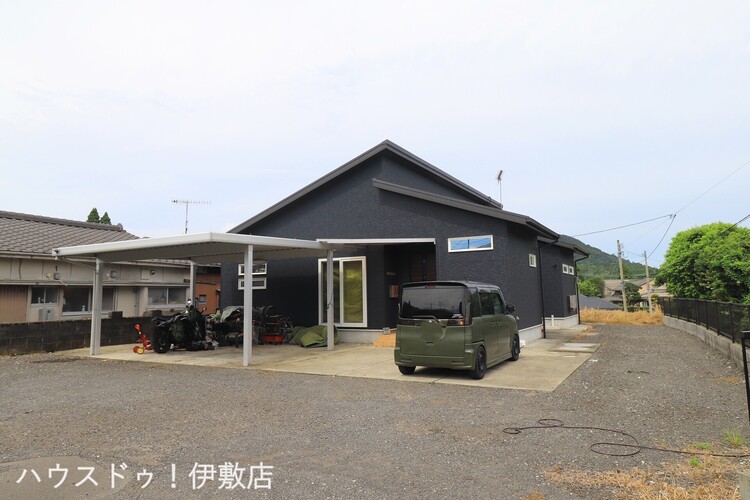 外観 【外観写真】・七呂建設造りの平屋・勾配天井で開放感あり・駐車場8台可