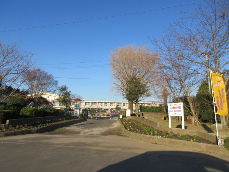 周辺 飯牟礼小学校[飯牟礼小学校]教育目標　豊かな心と学ぶ意欲をもち心身ともにたくましい児童を育てる校 訓 やさしく・考える・がんばる 徒歩 約7分（約500m）
