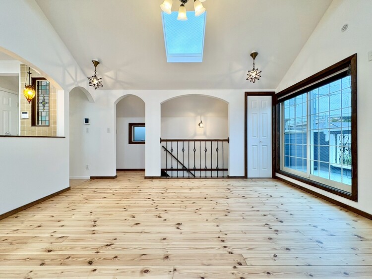 居間 忙しく過ぎゆく日常を置き去るほど、ゆったりした時間が流れるリビング。