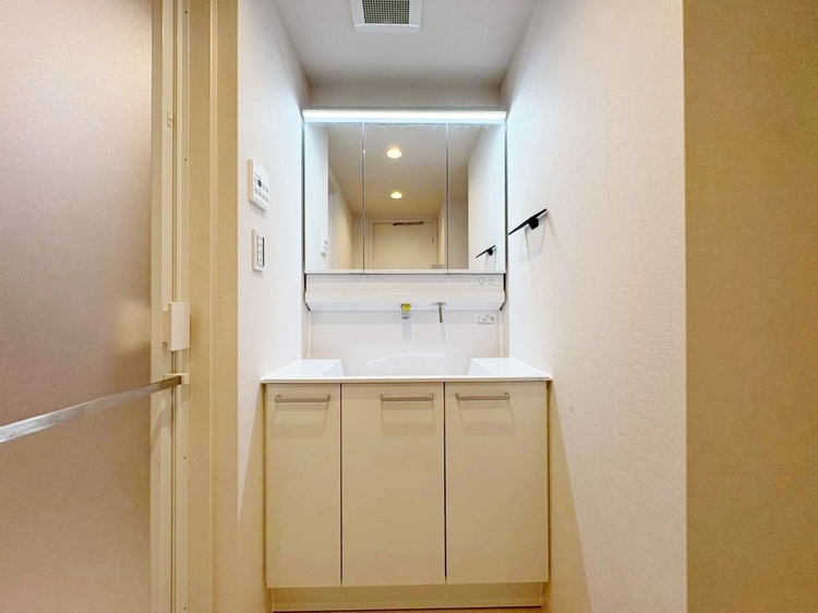 洗面 清潔感と心地よさを重視した、上質感漂うパウダールーム。