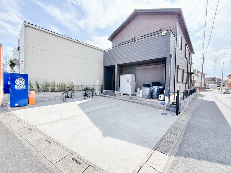 駐車場 本物件の駐車スペースです。車種制限のある場合もございますので、お気軽にお問い合わせくださいませ。