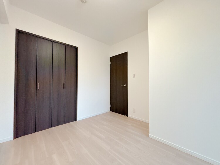 寝室 ベッドも十分に設置するスペースがあります。