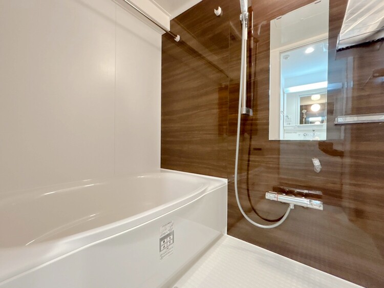 風呂 一日の疲れを癒すバスルームは、心地よいリラックスを叶える清潔感溢れる空間です。