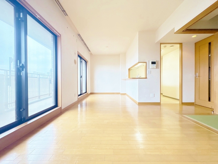 居間 忙しく過ぎゆく日常を置き去るほど、ゆったりした時間が流れるリビング。