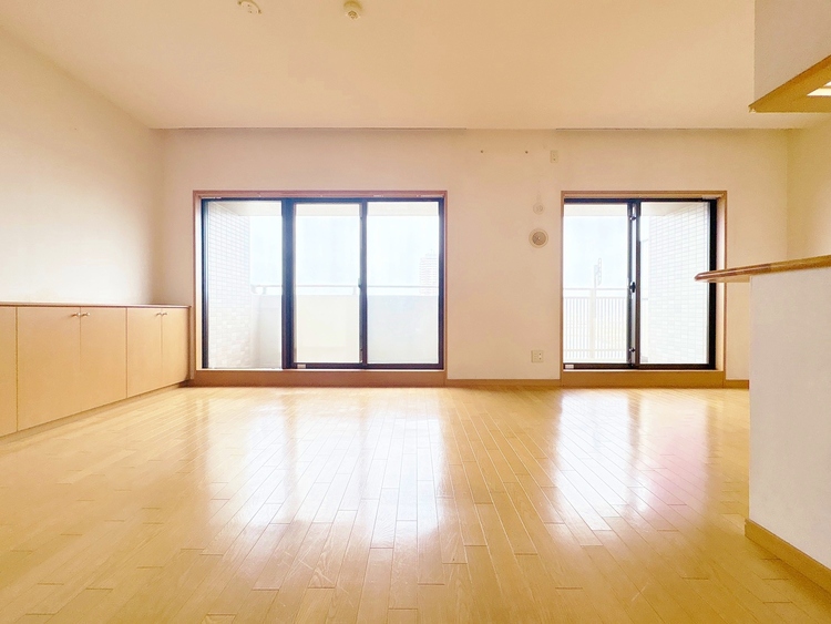 居間 居心地の良い空気感は、暮らしのステージを彩り、心からのやすらぎと満足感を与えてくれます。