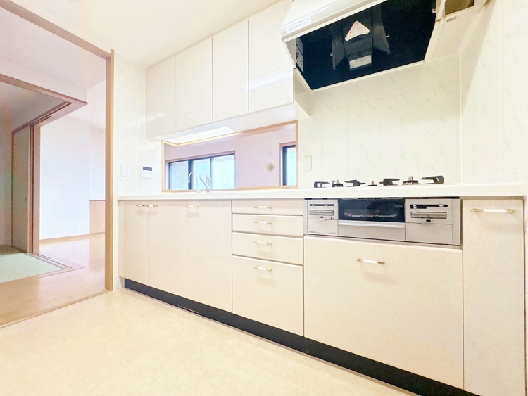 キッチン スマートな意匠と充実の機能を備えたキッチンが、暮らしにおいしい彩りを添えます。