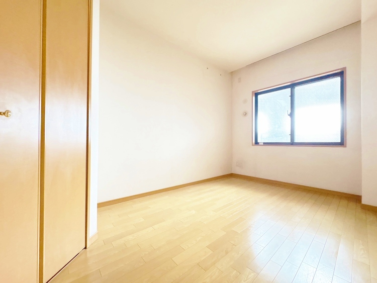 寝室 ベッドも十分に設置するスペースがあります。