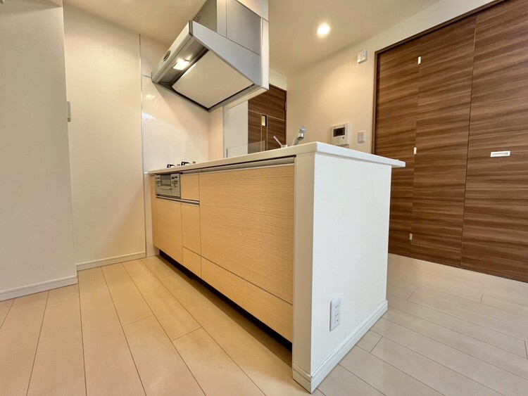 キッチン スマートな意匠と充実の機能を備えたキッチンが、暮らしにおいしい彩りを添えます。