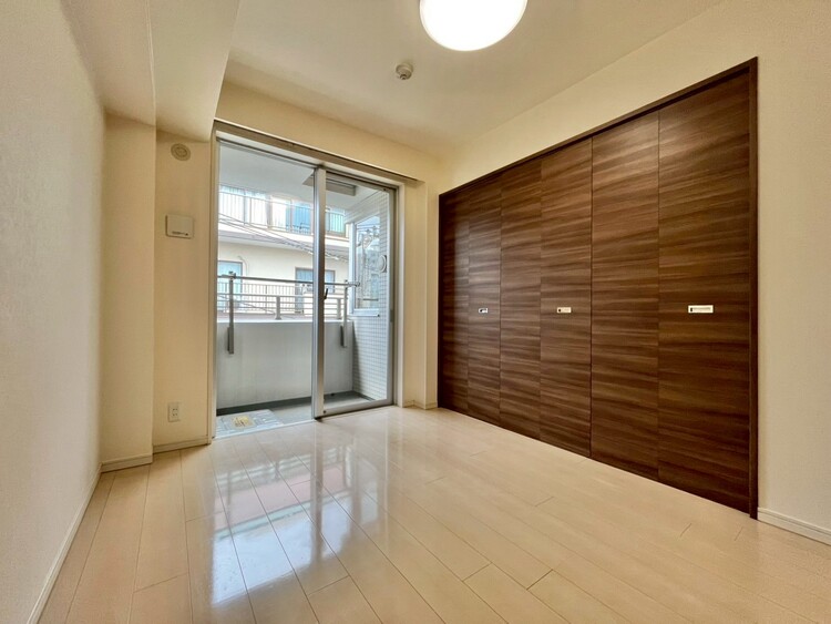 寝室 ベッドも十分に設置するスペースがあります。