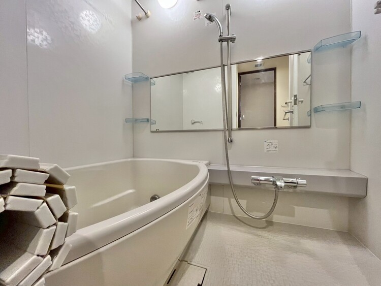 風呂 一日の疲れを癒すバスルームは、心地よいリラックスを叶える清潔感溢れる空間です。