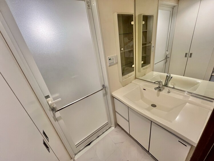 洗面 何かと物が増える場所だからこそ、スッキリと見映えの良い空間に。