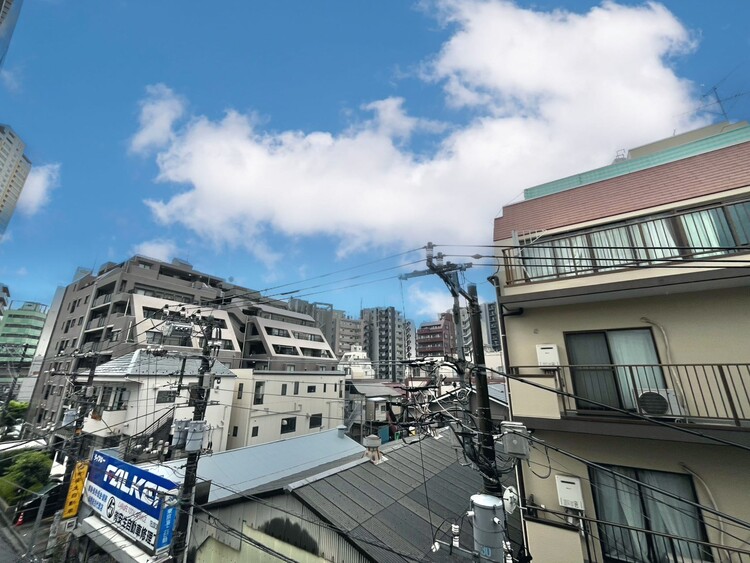 バルコニー 窓を開けると広がる青空。心をリフレッシュして日々を過ごしていきましょう。