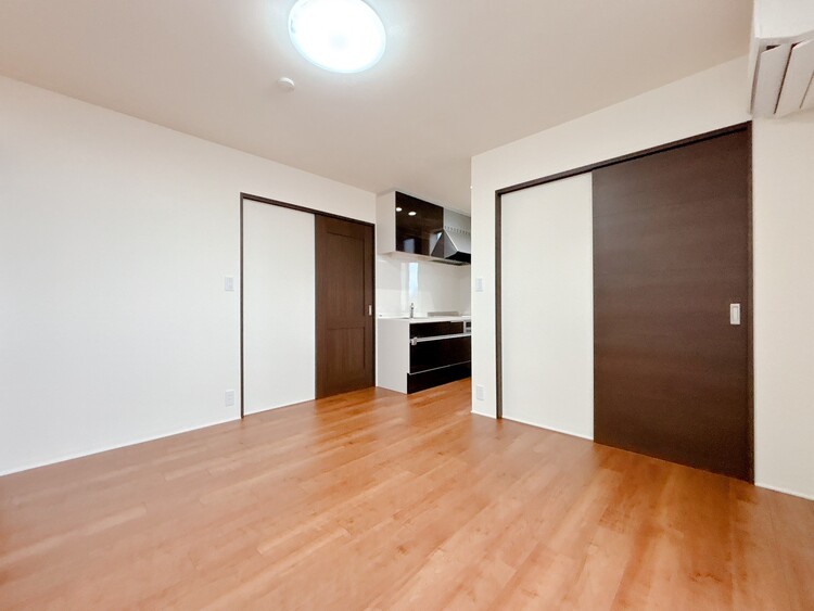 居間 居心地の良い空気感は、暮らしのステージを彩り、心からのやすらぎと満足感を与えてくれます。