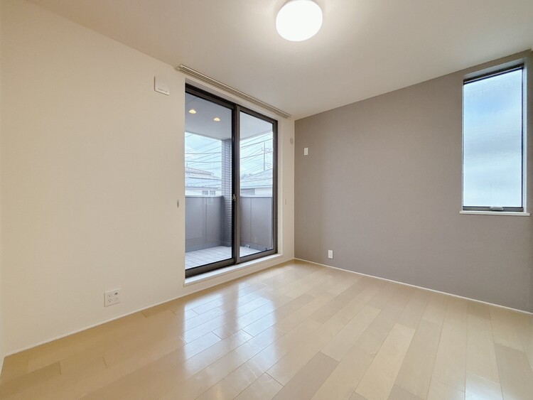 寝室 ベッドも十分に設置するスペースがあります。