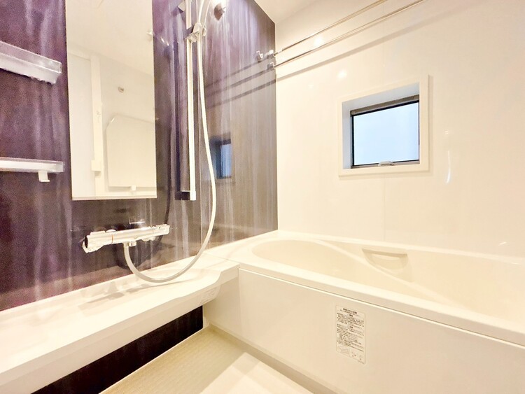 風呂 一日の疲れを癒すバスルームは、心地よいリラックスを叶える清潔感溢れる空間です。
