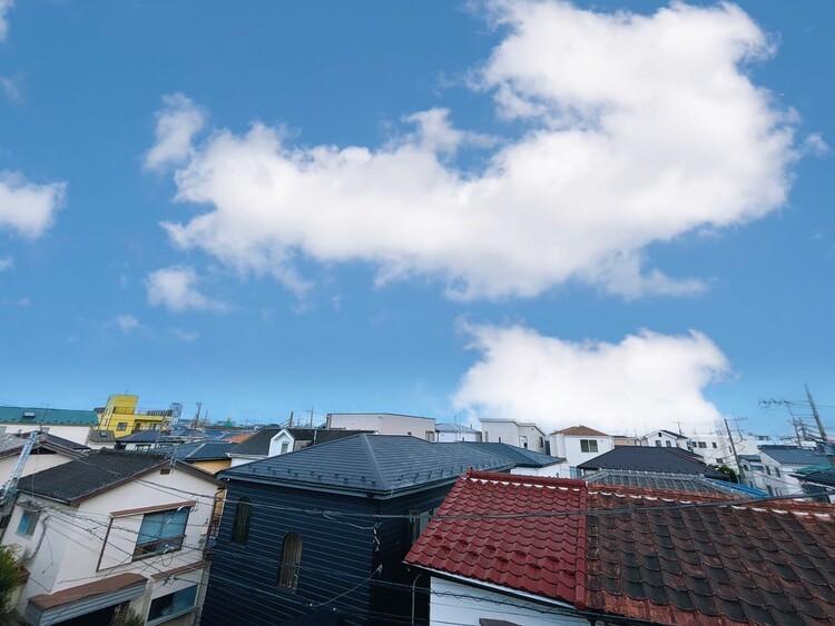 バルコニー 窓を開けると広がる青空。心をリフレッシュして日々を過ごしていきましょう。