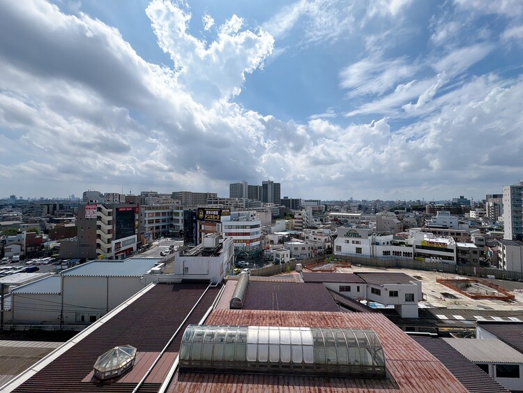 バルコニー 窓を開けると広がる青空。心をリフレッシュして日々を過ごしていきましょう。