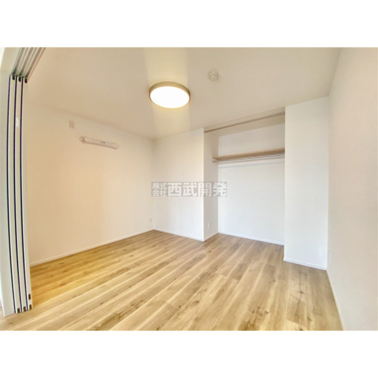 内装 洋服などをすべて収納して室内空間は広々快適