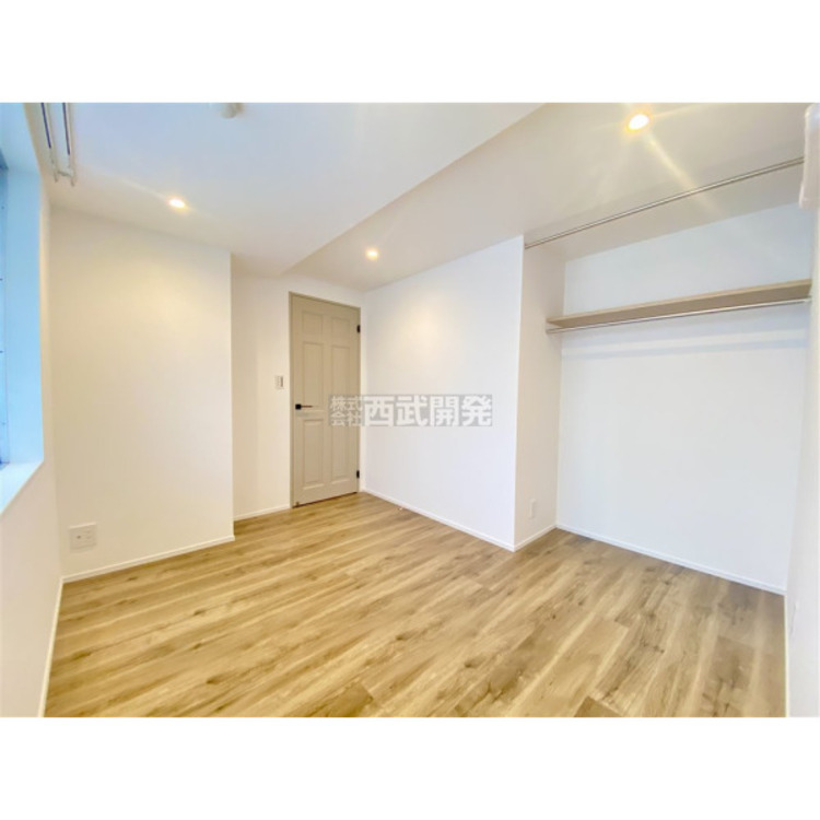 内装 洋服などをすべて収納して室内空間は広々快適