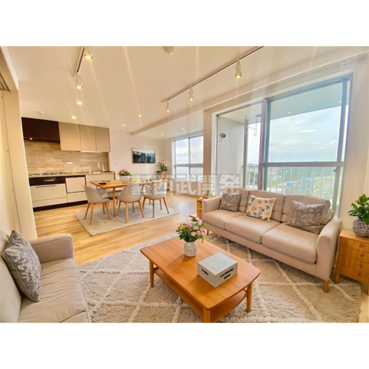 居間 配置してある家具や小物はCGによるイメージです/柔らかな光が射し込む家族団らんのＬＤＫ