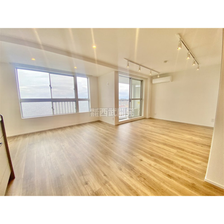 居間 柔らかな光が射し込む家族団らんのＬＤＫ