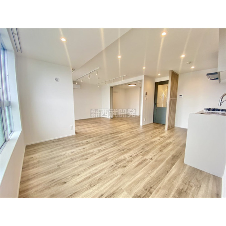 居間 洋室と続いているLDK。