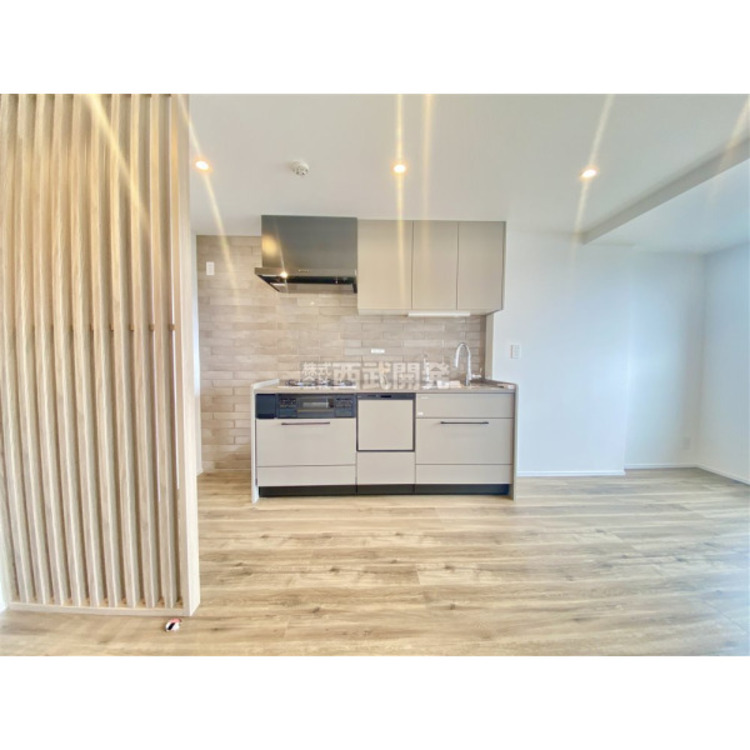 キッチン 吊り戸棚も付いていて収納豊富なキッチンです。