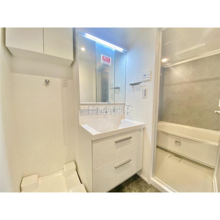 洗面 収納力と機能性に優れた三面鏡洗面化粧台です。鏡の裏は収納スペースになっていますので、すっきり清潔に保てます。