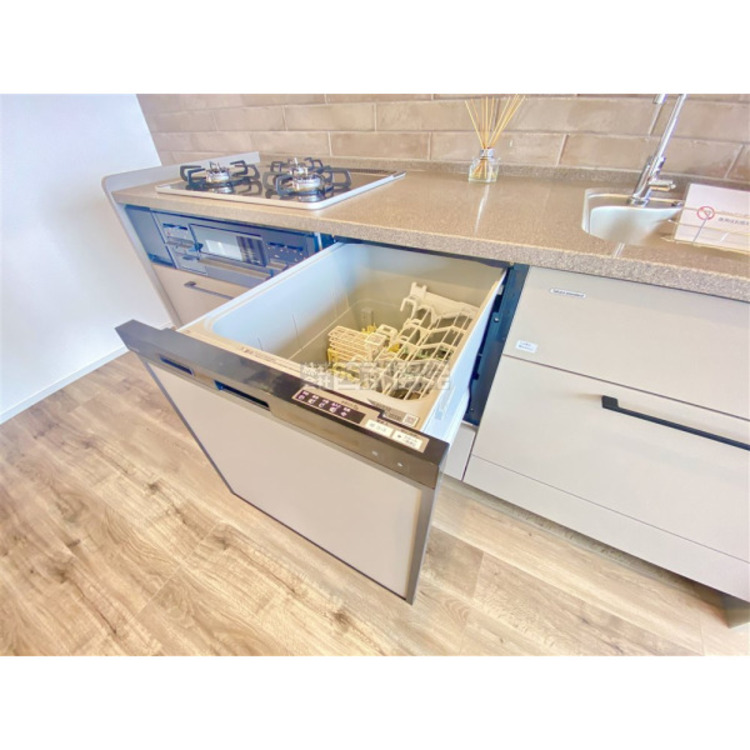 設備 食器洗浄機を標準搭載。あらいものは毎日のこと、あれば何かと便利な設備です。