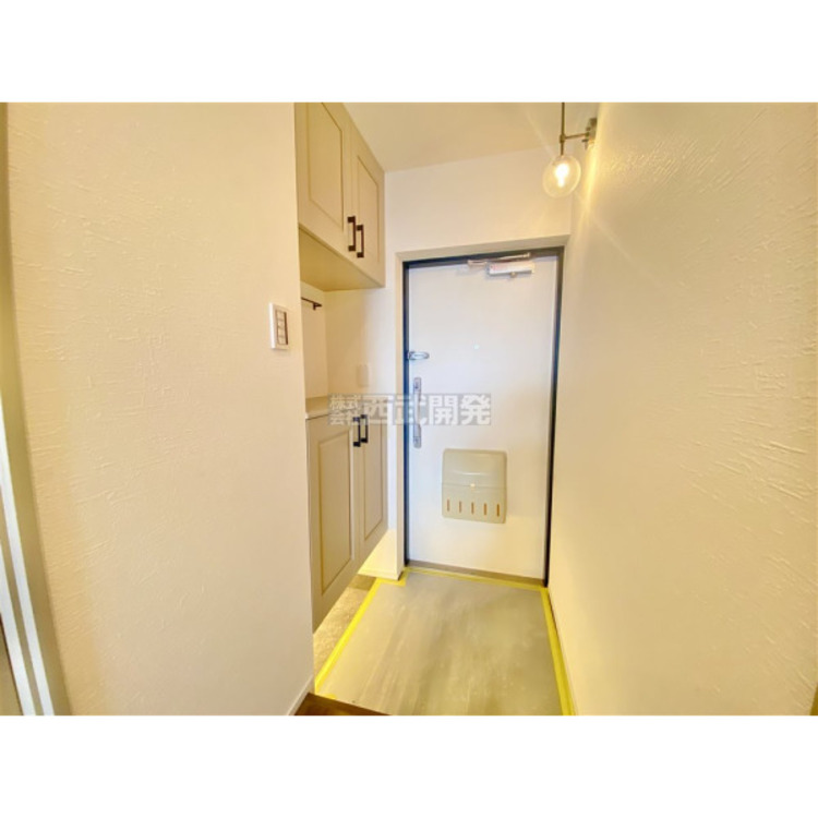 玄関 大きなシューズボックス。中の棚板は可動式なのでブーツや長靴なども楽々収納できます。