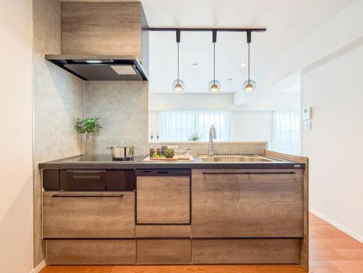 キッチン 【家具・小物は販売価格に含まれません】広々としたキッチンスペース。食洗機と浄水器が付き収納力のあるキッチンは料理が捗ります。