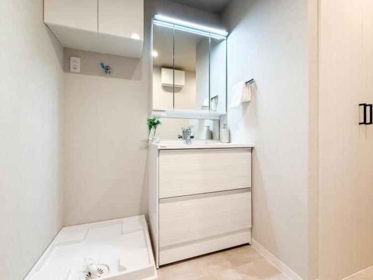 洗面 三面鏡の裏は機能的な収納を配置。コンセントも付いているため電動シェーバーや、電動歯ブラシも収納できます。