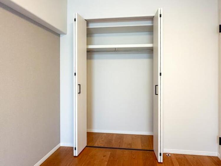 収納 クローゼットは棚やハンガーパイプが付いており、スーツや上着などが収納可能です。