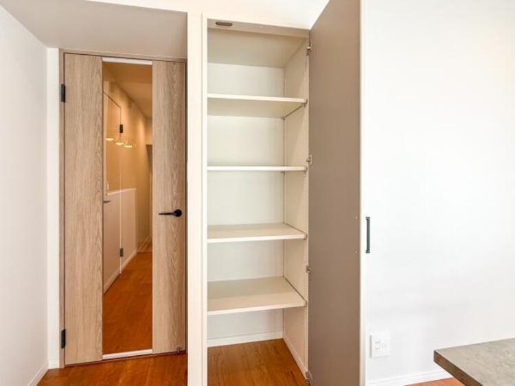 収納 リビングにある収納スペース。空間を効率的に利用し、一日の始まりと終わりを美しく演出します。