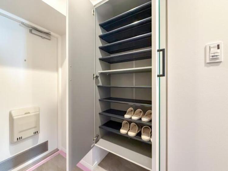 収納 シューズボックスにはご家族みんなの靴をたっぷりの収納できます。