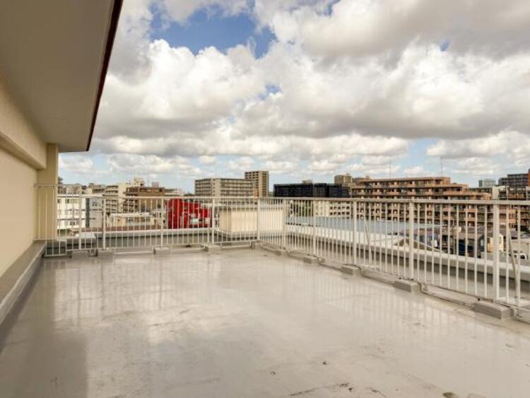 バルコニー 開放感のある眺望。陽光、風通しのよいルーフバルコニー。お子様のプール遊び、趣味のガーデニングなど多彩に活用できます。