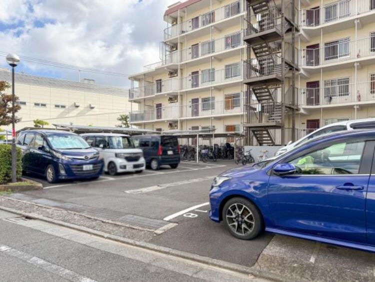 駐車場 敷地内に設けられた駐車スペース