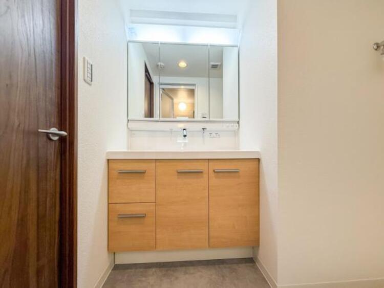 洗面 三面鏡の裏は機能的な収納を配置。コンセントも付いているため電動シェーバーや、電動歯ブラシも収納できます。