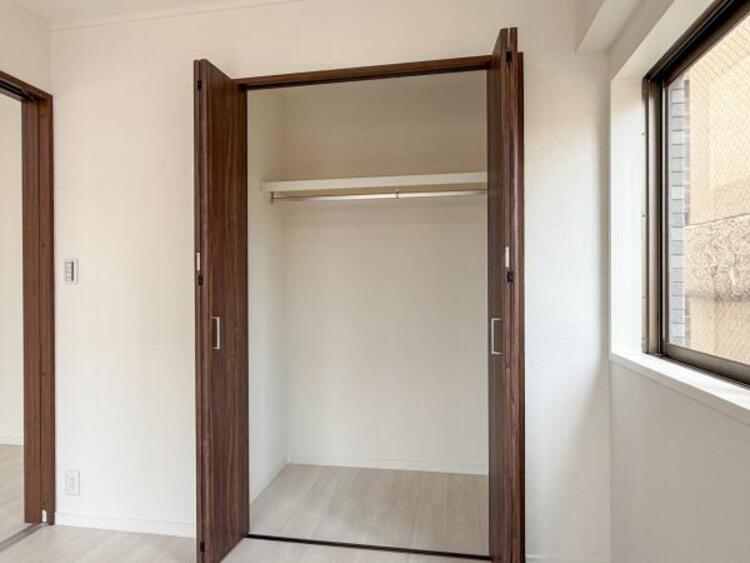 収納 クローゼットは棚やハンガーパイプが付いており、スーツや上着などが収納可能です。