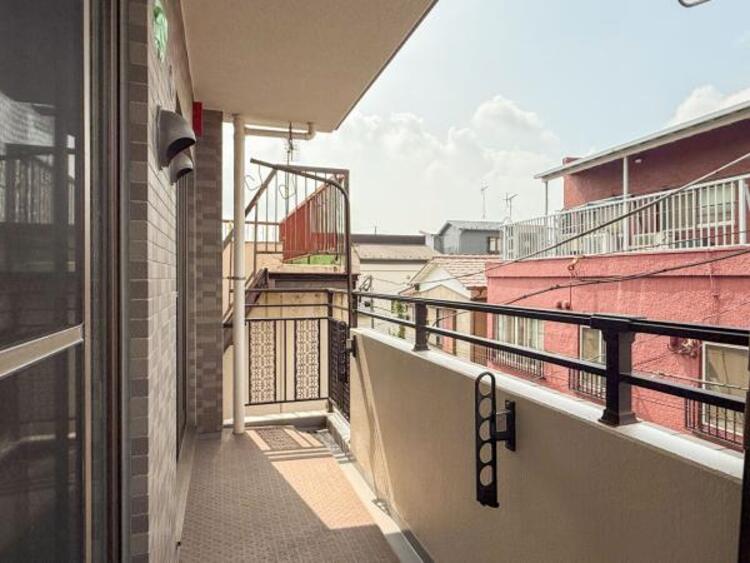 バルコニー 陽の光に照らされるバルコニーを、爽やかな涼風が吹き抜けていきます。