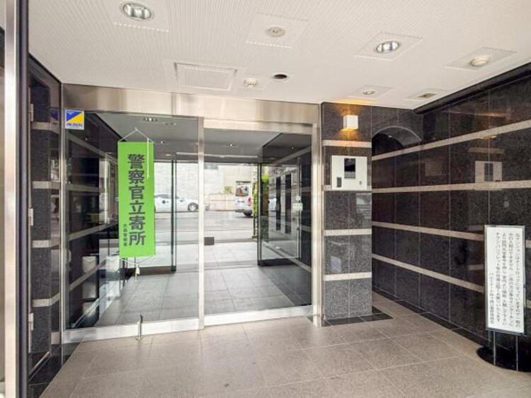 エントランス 管理が行き届いた清潔感のあるエントランス。オートロックや防犯カメラも完備されておりマンションならではの防犯性の高さも住宅選びの大切な要素ですね。