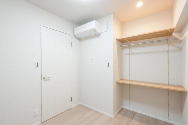 内装 クローゼットは棚やハンガーパイプが付いており、スーツや上着などが収納可能です。ゴルフバッグやスノーボードなど趣味のお荷物も十分収納が可能です。日常で使わないものや食料のストックも可能です。