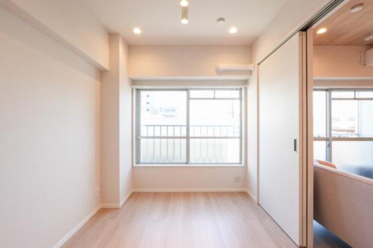 内装 収納スペースを確保しております。季節のお洋服など保管が可能です。居室内に余計な収納をおく必要がないため、ベッドやお布団を置くスペースが確保できます。広い空間で睡眠ができるため、疲れも癒されます。