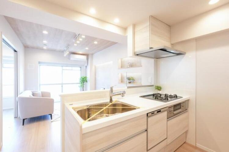 キッチン リビング全体が見渡せる対面式システムキッチン。お子様達がいつもママのそばにいられる安心感も生まれます。食事の用意をしながら家族との会話も弾み笑顔溢れる空間です。