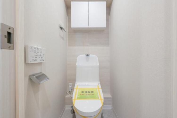 トイレ 清潔感をモチーフにしており広々とした空間を実現しております。ゆったりとした空間を実現し圧迫感は少なくなっています。