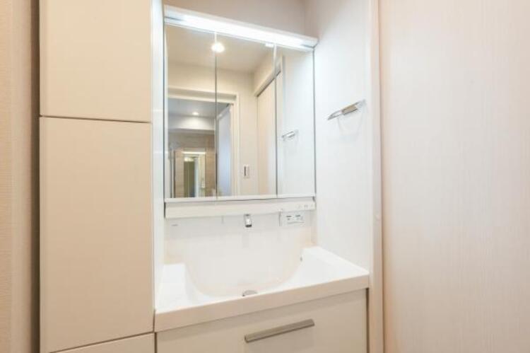 洗面 一日の始まりと終わりは洗面化粧台から。清潔感と機能性を備えたパウダールームです。