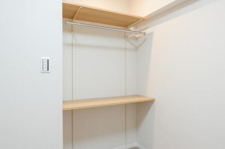 収納 クローゼットには枕棚とハンガーパイプが備えられているので、大切なお洋服にしわを付けずにそのまましまうことが出来ます。思い出のお洋服は思い出と一緒に大切に保管しましょう。