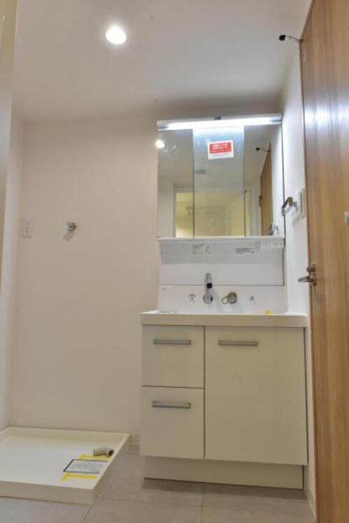 洗面 三面鏡の裏は機能的な収納を配置。コンセントも付いているため電動シェーバーや電動歯ブラシも収納できます。