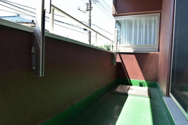 バルコニー 使い易いバルコニー。やわらかな陽射し・心地よい風。どこまでも広がる空の下、限りない開放感を味わえる空間です。