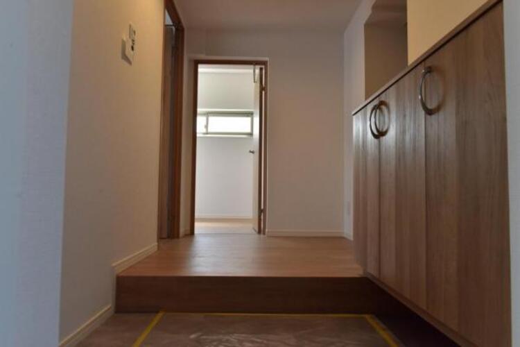 その他 広々とした玄関で大切なお客様をお出迎え。明るく気持ちの良い玄関は気持ちが盛り上がります。